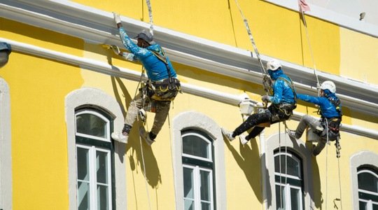 Pintura de fachada exterior com acesso por cordas